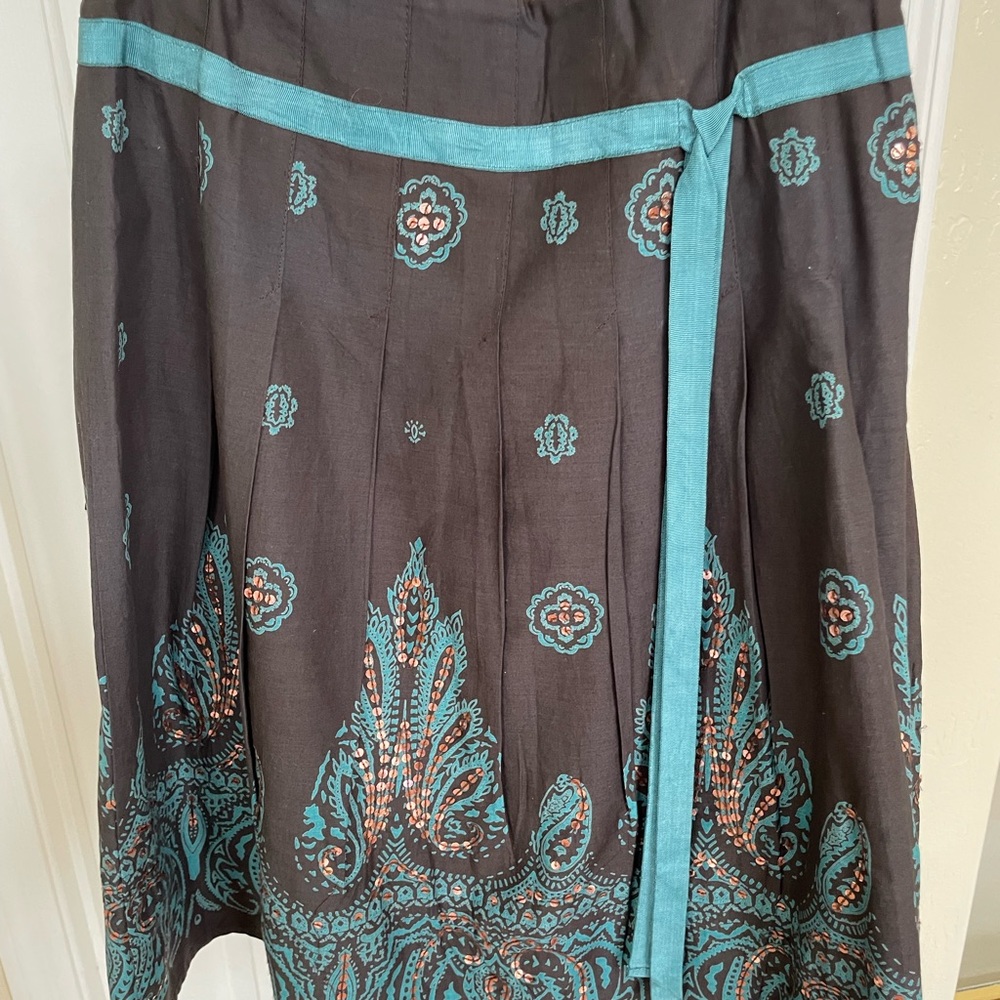 Skirt full with pleating ,side zip ,fully lined ,gently worn .
